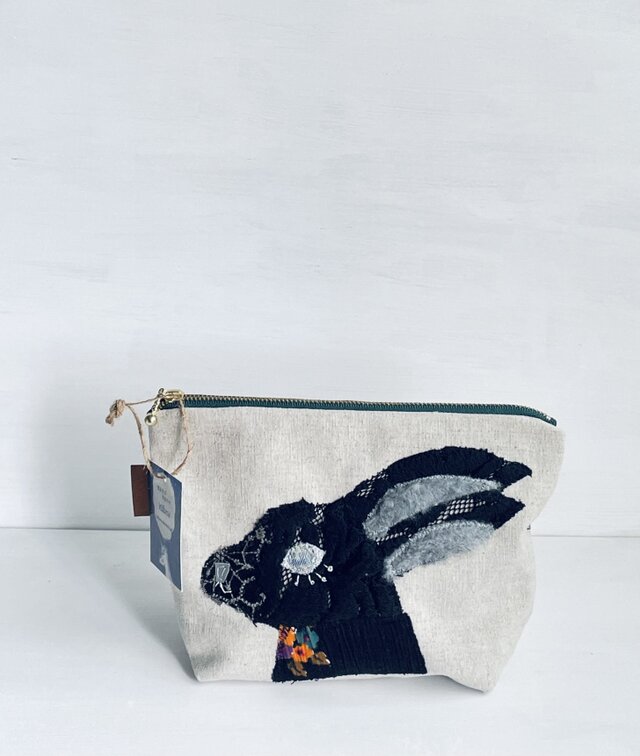 黒うさぎの綿麻ポーチ