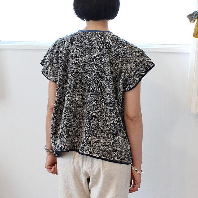 たっぷり刺し子の前開きヘンプコットンブラウス【ぐるぐる】 | iichi