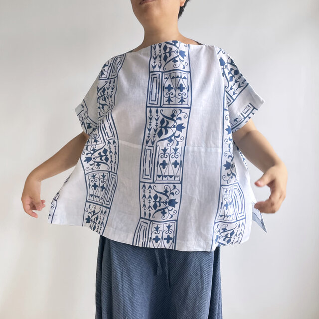 【1点もの】横づかいの幅広プルオーバー 袖付き 総手縫い -浴衣地 白に青のタイル風柄 （ヴィンテージ） POW628