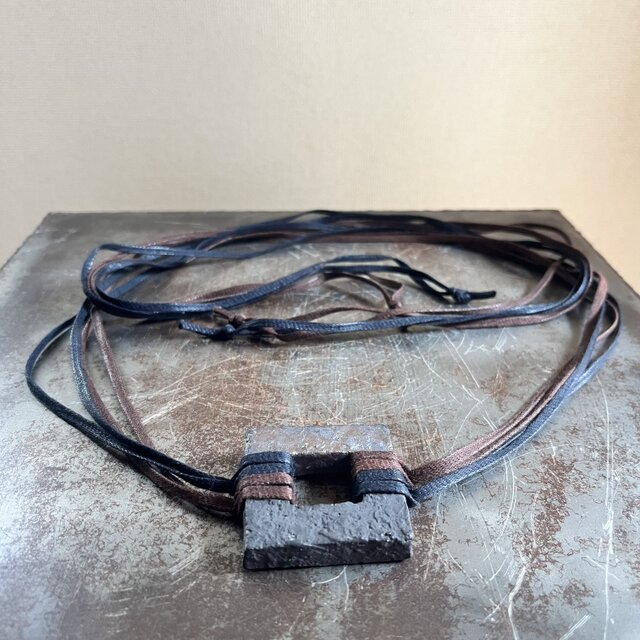 チョーカー(帯留)　黒釉　square with string