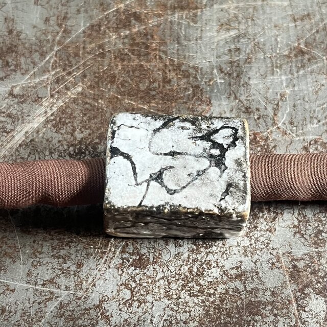 帯留(チョーカーヘッド)　白黒釉　引っ掻き紋　kakututu