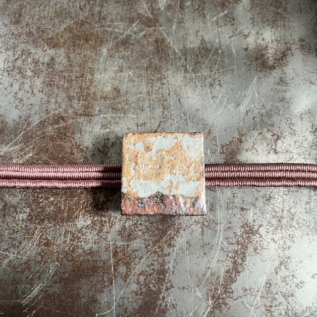 帯留　灰志野掛け分け　square