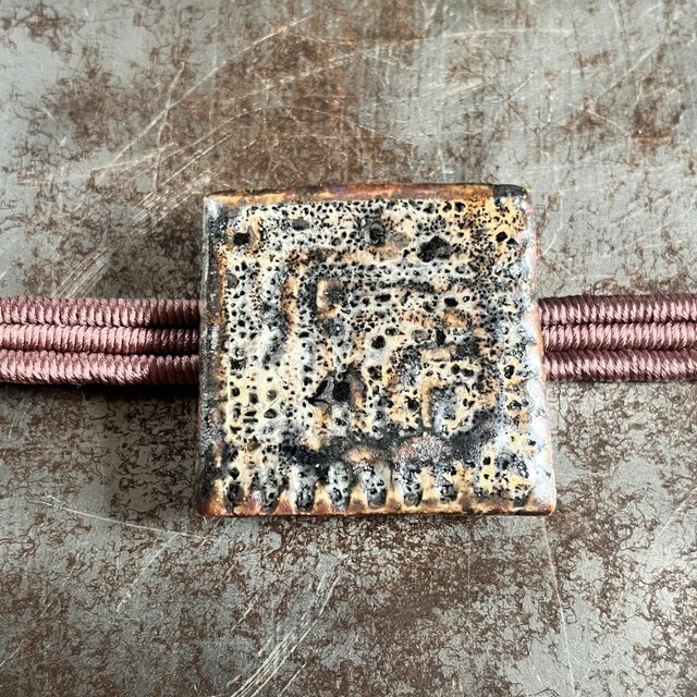 帯留　黒茶まだら紋　square