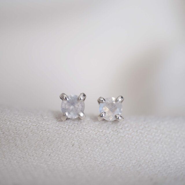 6月誕生石ピアス moonstone