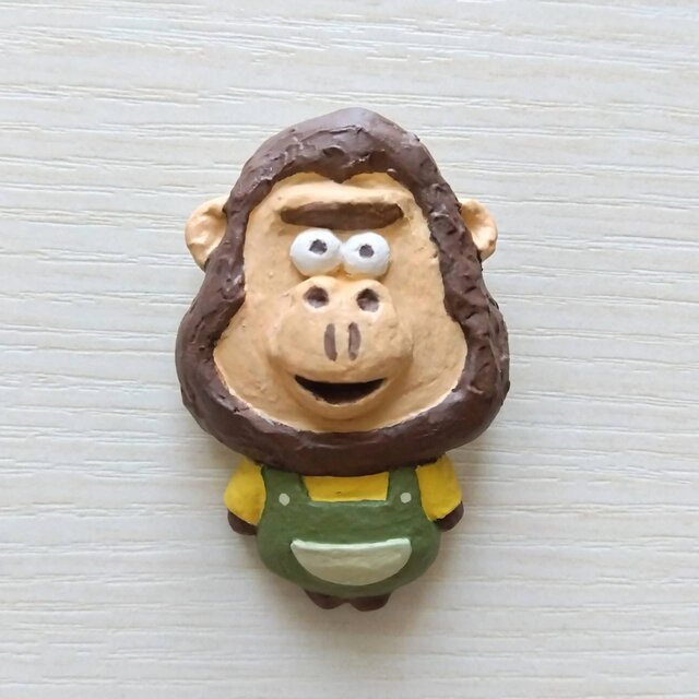 ゴリラの立体ブローチ