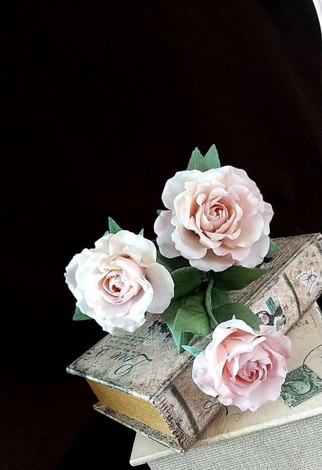 ☆粘土の花[薔薇・カフェラテ3本]☆ | iichi 日々の暮らしを心地よく