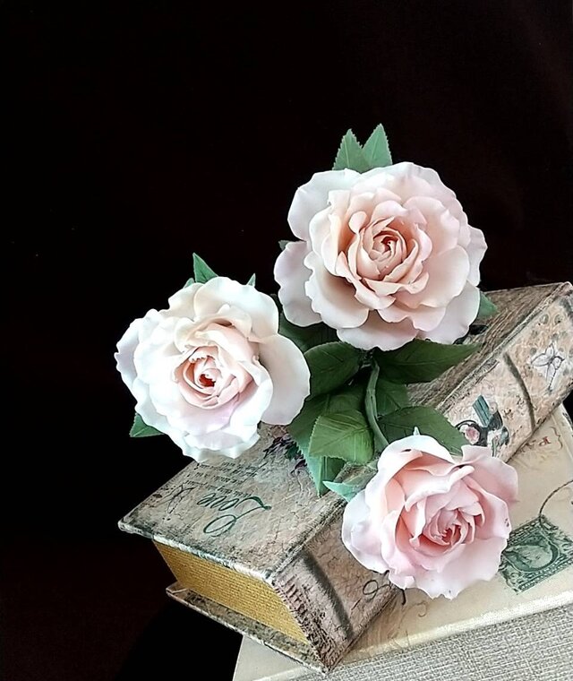 ☆粘土の花[薔薇・カフェラテ3本]☆ | iichi 日々の暮らしを心地よく