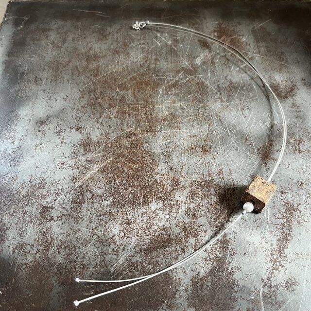 (on sale) チョーカー　赤泥彩　cube & imitation pearl ＆stainless wire