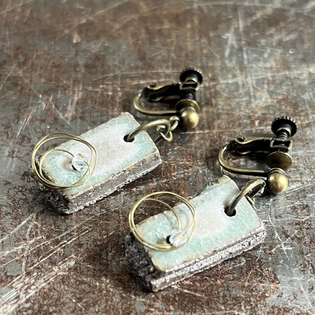 旧作(on sale)イヤリング　灰釉「square 」with brass ＆imitation crystal