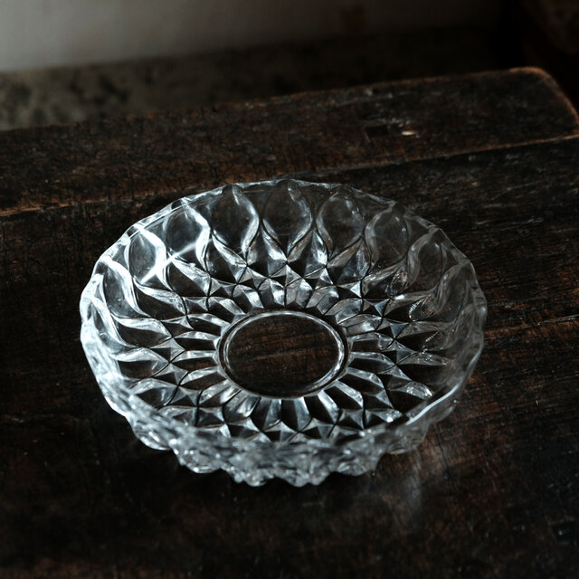 ずっしりとした重み◆昭和後期　クリスタル・プレスガラス中皿　古民家　古道具　ニュートロ　暮らしに