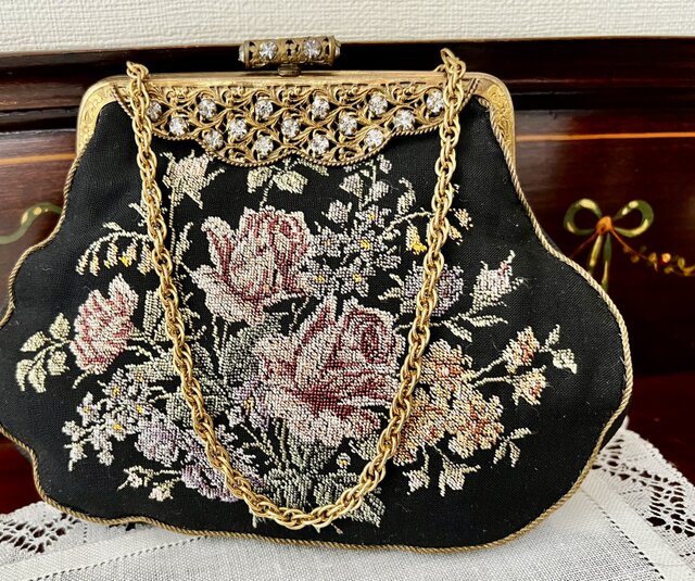 プチポアン・プチポワン☆赤い薔薇　刺繍ブローチ　ハンドメイド ハンドメイド刺繍ブローチ〜プチポワン・ローズ – アンティーク