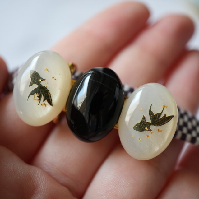 黒瑪瑙と黒金魚の三連帯留め｜金沢箔入り・夏の和装に