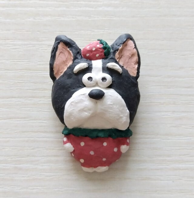 立体ブローチ（いちご好きのボストンテリア）