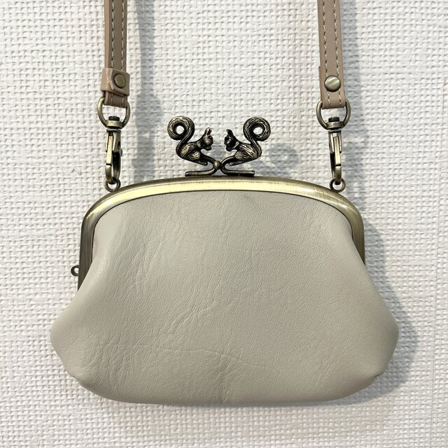 ポシェットみたいに使える、くるりんしっぽのリスさん本革ミニ財布