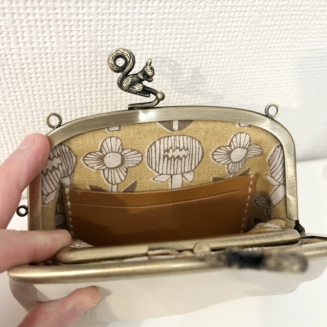 ポシェットみたいに使える、くるりんしっぽのリスさん本革ミニ財布