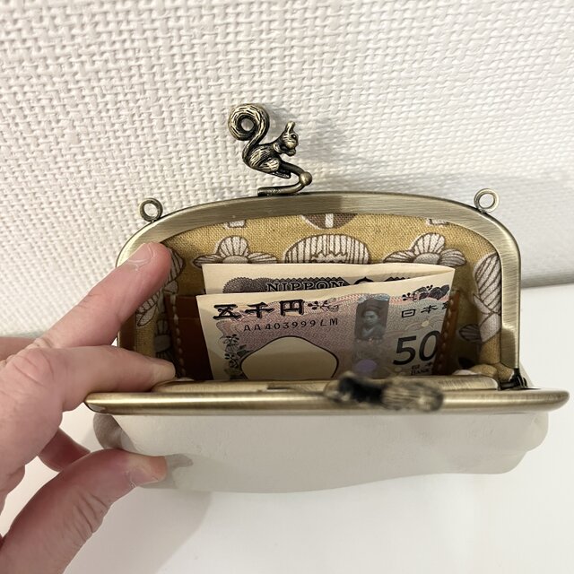 ポシェットみたいに使える、くるりんしっぽのリスさん本革ミニ財布