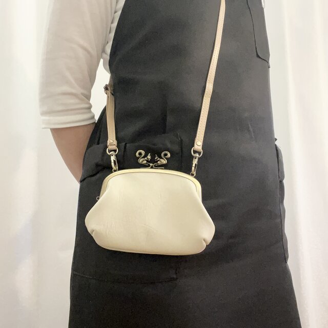 ポシェットみたいに使える、くるりんしっぽのリスさん本革ミニ財布