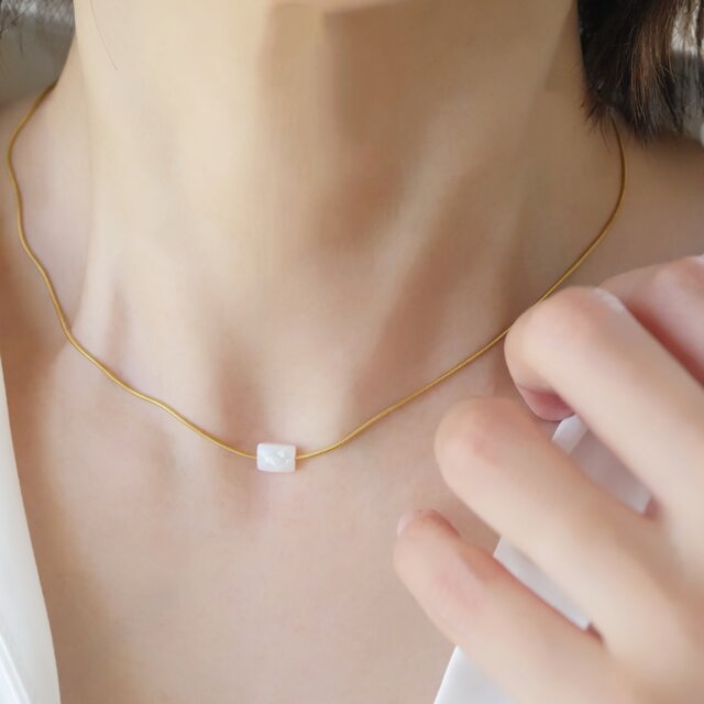 長さ調節できる一粒マザーオブパール × 華奢なスネークチェーンネックレス　サージカルステンレス／ゴールド　金属アレルギー対応