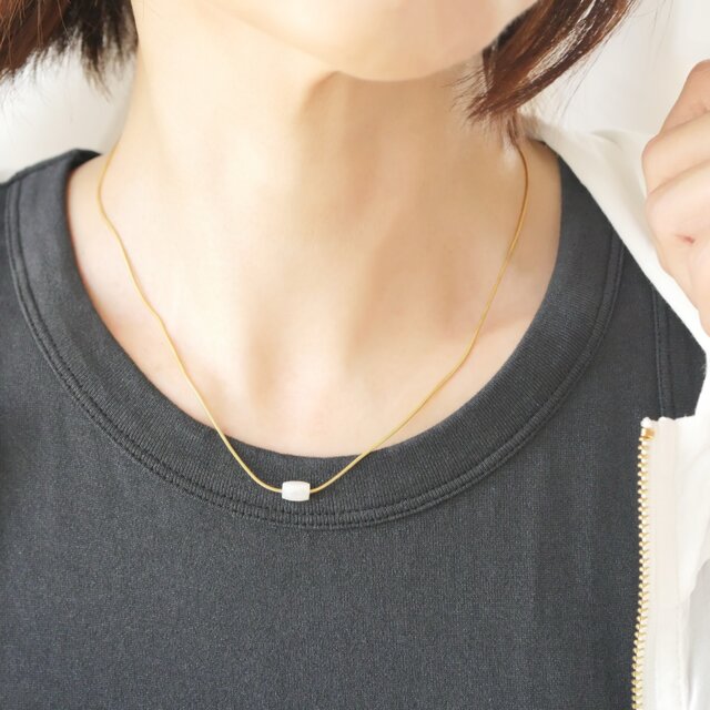 長さ調節できる一粒マザーオブパール × 華奢なスネークチェーン