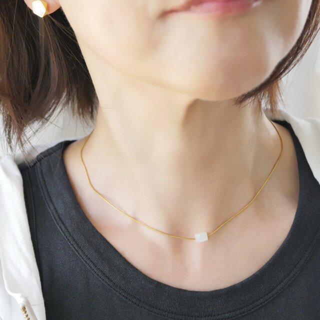 長さ調節できる一粒マザーオブパール × 華奢なスネークチェーン