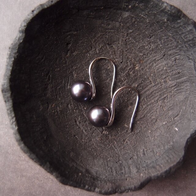 【Black／Medium】Baby Spoon Pearl Earrings／ベビースプーン ラウンドパールピアス