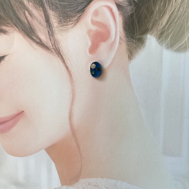 harue開運絵画　❀水晶ピアス❀ 水晶×漆】 青華蒔絵ピアス | iichi 日々の暮らしを心地よくする