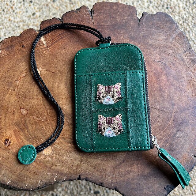 パスケース2枚用 小銭入れ付き（グリーンの革に茶トラ猫の刺繡）03003-45