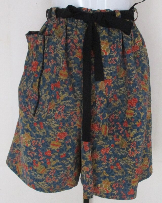 ８２９４　花柄の着物で作ったハーフパンツ　