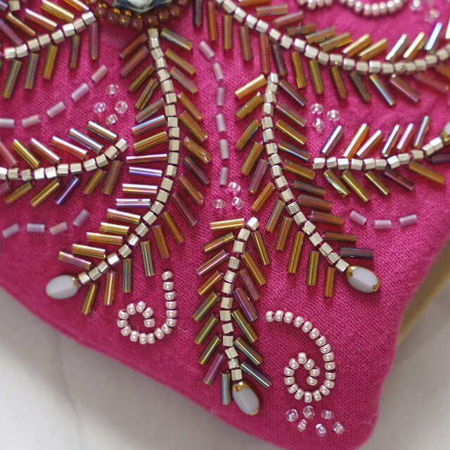 No.2】カードも入る ビーズ刺繍の小さながま口ポーチ・ピンク