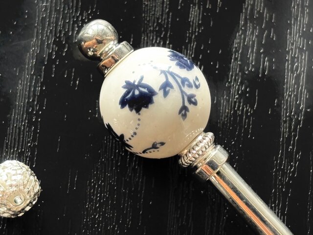 かんざし 紺色の花の陶器ビーズ 一本挿し 一本簪 洋風 白