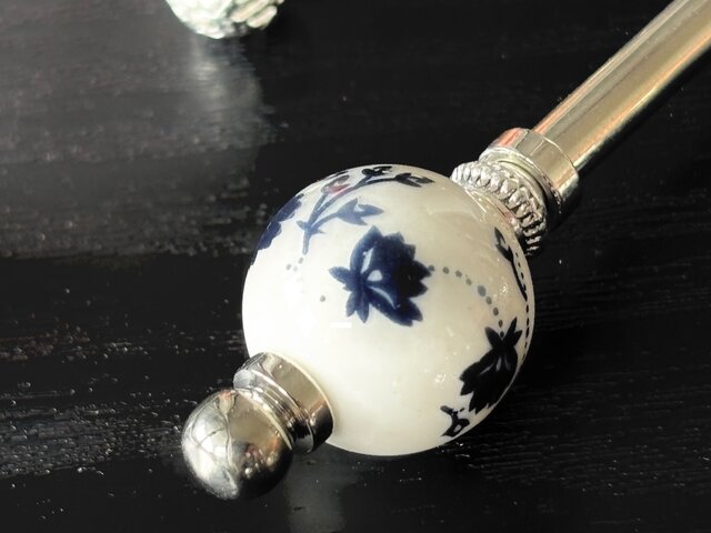 かんざし 紺色の花の陶器ビーズ 一本挿し 一本簪 洋風 白