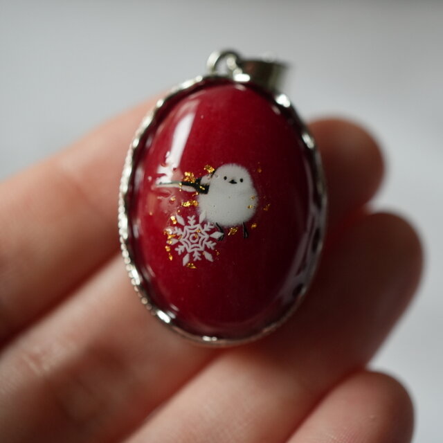 ホワイトジェイド（赤染め）とシマエナガのネックレス