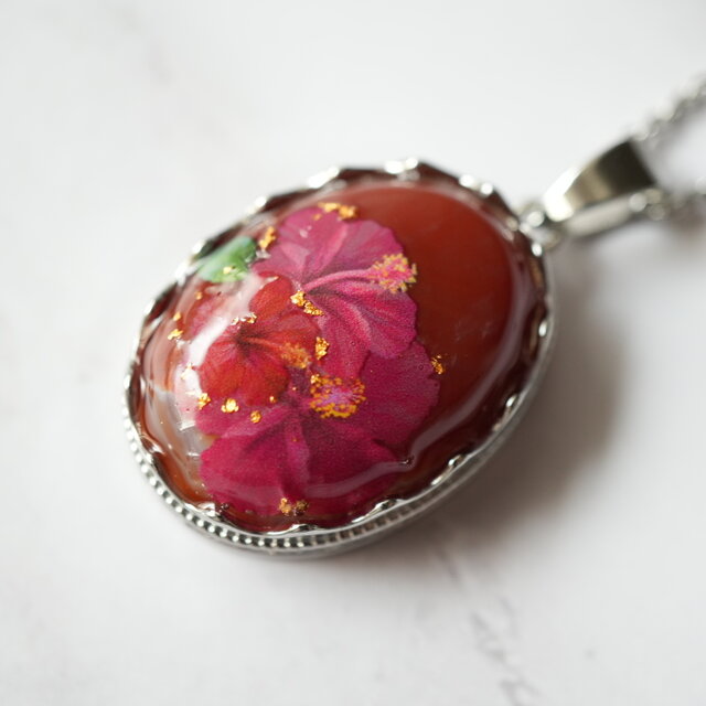 カーネリアンとハイビスカスのペンダント