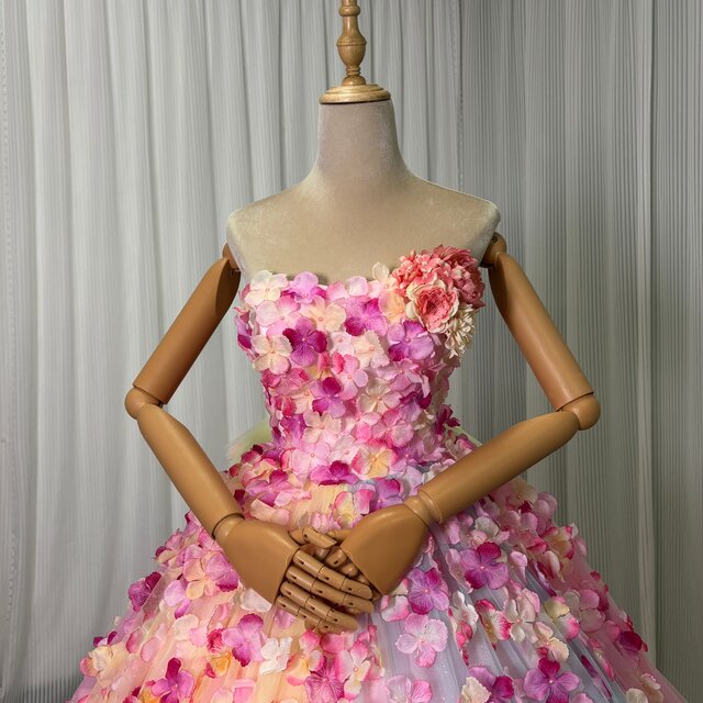 花が散りばめられた綺麗なドレス☆ Atelier Yukaの人気ドレス🌷🤍🫧 ⁡ 柔らかいピンクベージュに