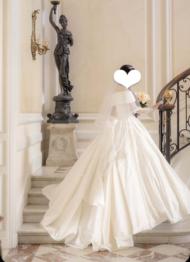 実例写真！ウェディングドレス オフショルダー 光沢サテン エレガント