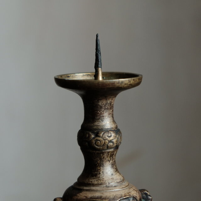 法器，真鍮製，古美術品 味のあるお品物◇金属製三本脚蝋立て 火立て 真鍮 古民家 古道具