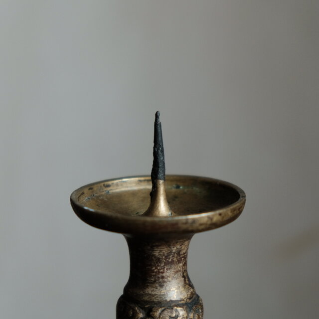 味のあるお品物◇金属製三本脚蝋立て 火立て 真鍮 古民家 古道具