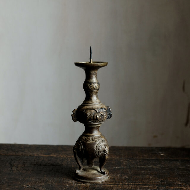 味のあるお品物◆金属製三本脚蝋立て　火立て　真鍮　古民家　古道具　インテリア　オブジェ　仏教美術