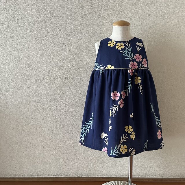 子供　浴衣地ひかえめフレアーワンピース　注染カラフルなでしこ（紺地）　80-130サイズ〈受注製作〉