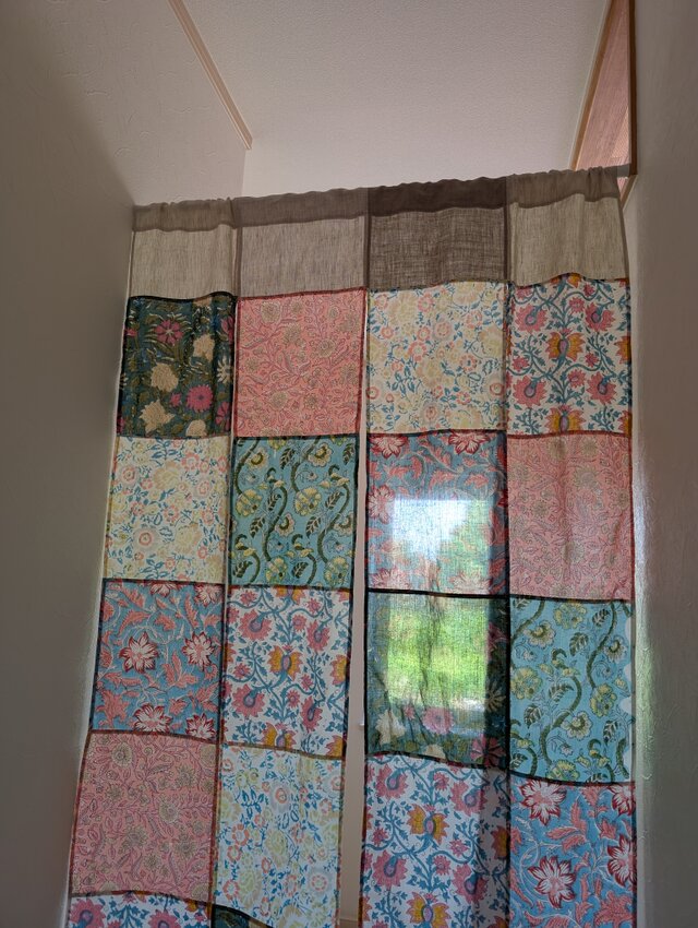 ♥️風に揺らめく♥️夏の4連のれん♡Ｃタイプ♥️ハンドブロックプリント♥️大きめパッチワーク4連♥️のれん★85✕150★
