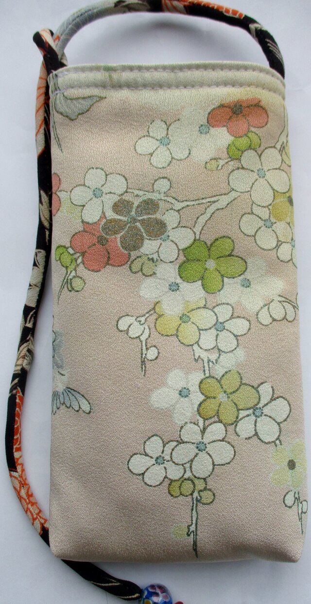 ８２９５（　花柄の着物で作ったスマホポーチ