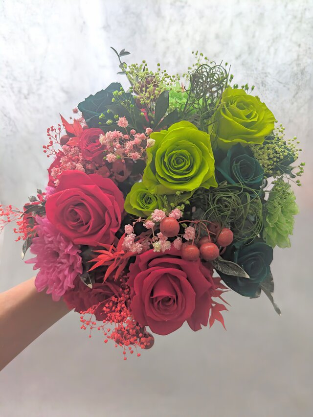 プリザーブドフラワー赤とグリーンローズと小花の花束／情熱と安らぎ22