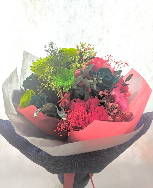 プリザーブドフラワー赤とグリーンローズと小花の花束／情熱と安らぎ22輪使用