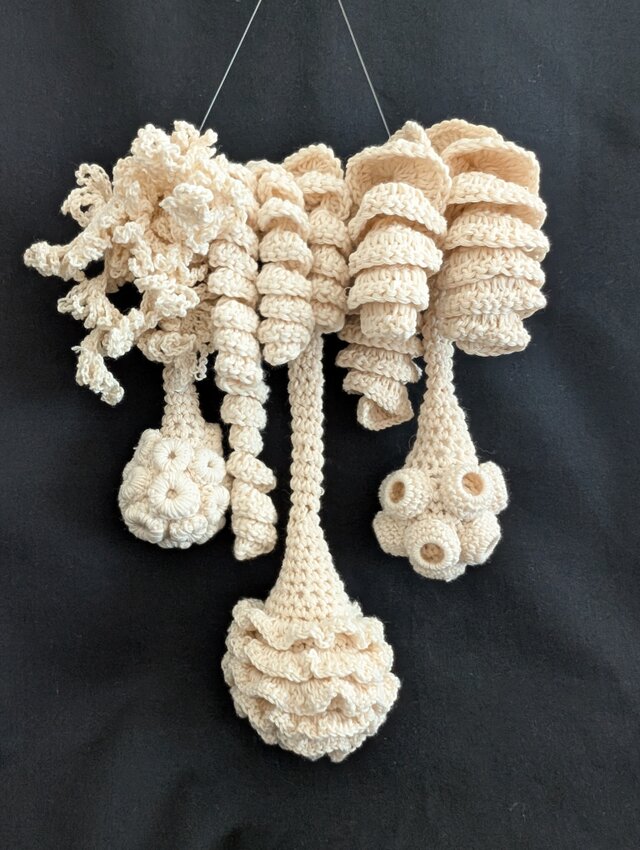 206.手編みの壁掛けオブジェ〈Sprout〉S