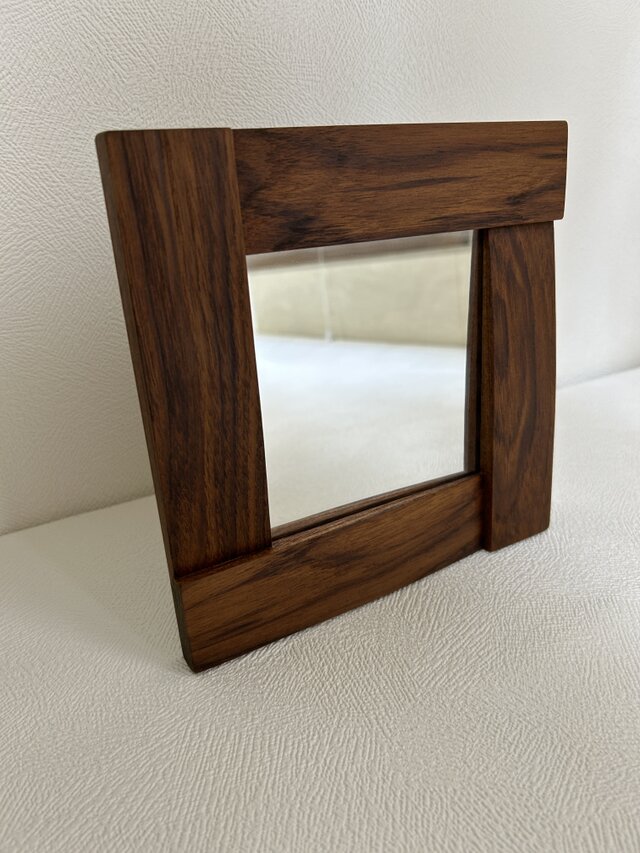 チーク無垢材を天然オイルで仕上げた卓上ミラー