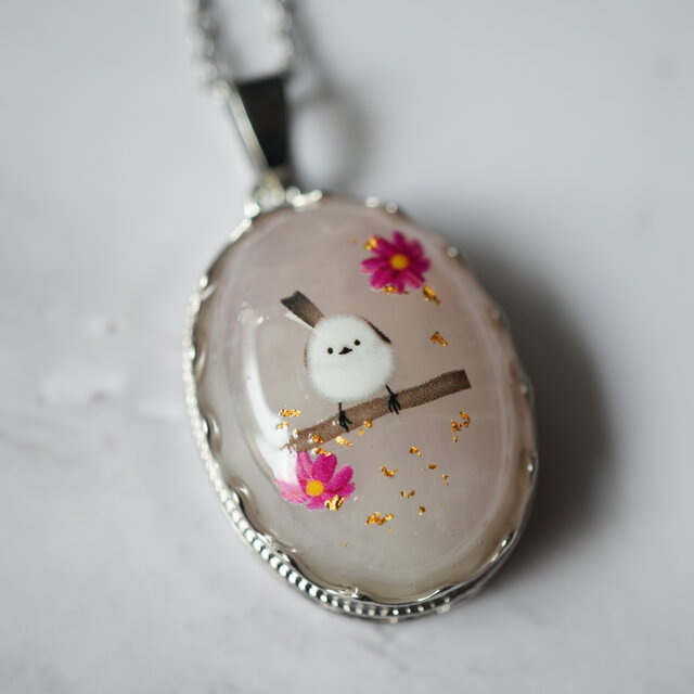 ローズクォーツとシマエナガ、コスモスのネックレス　金箔　24k ネックレス