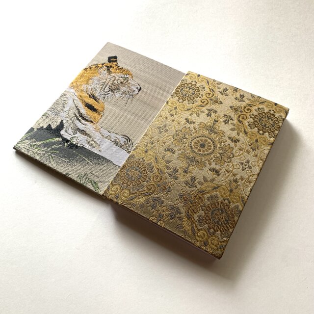 【　俊　銘　】　　絹本彩色画　　肉筆　【初掛　正月掛け】　祝い軸　桐箱　白虎富士 俊 銘 】 絹本彩色画 肉筆 【初掛 正月掛け】 祝い軸 桐箱 白虎富士