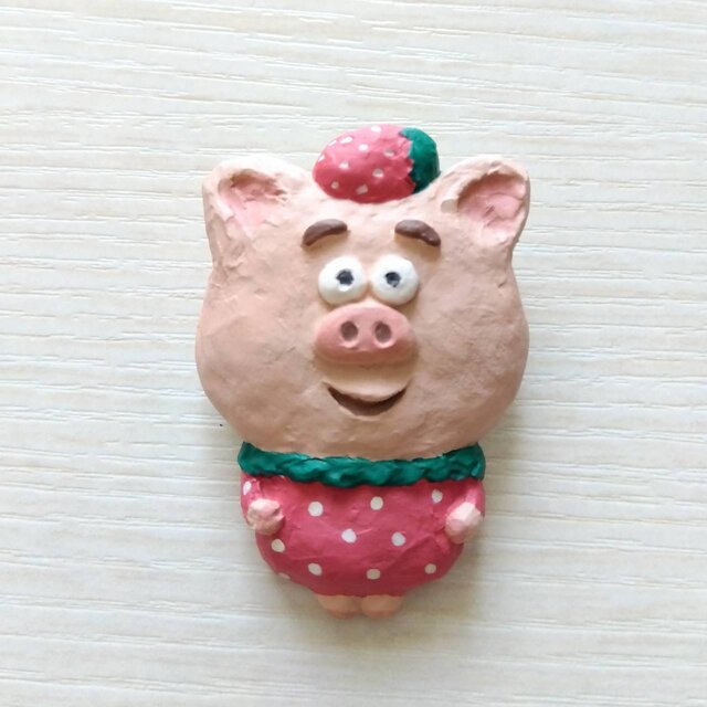 立体ブローチ（いちご好きのブタ）