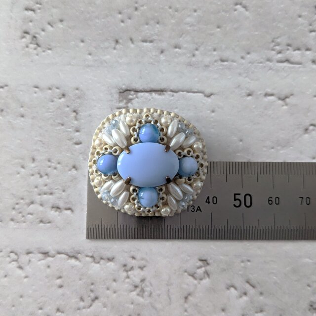 ヴィンテージカボションのビーズ刺繍ブローチ（K1228) | iichi 日々の