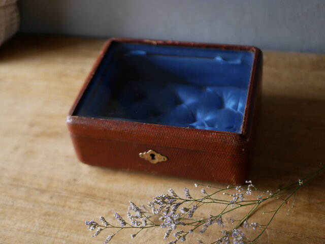 ブルーのクッション ガラス×レザー ジュエリーケース フランス